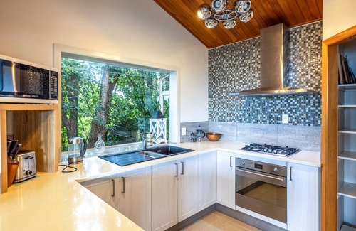 Waiheke Island Casa | Belle Bird Place - Onetangi Holiday Home