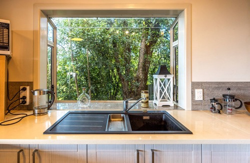 Waiheke Island Casa | Belle Bird Place - Onetangi Holiday Home