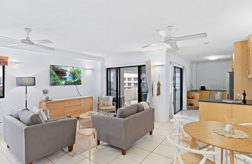 Cairns Central Business District Apartamento | Belle Escapes 702 CBD Apartment with elevated City and Water Views