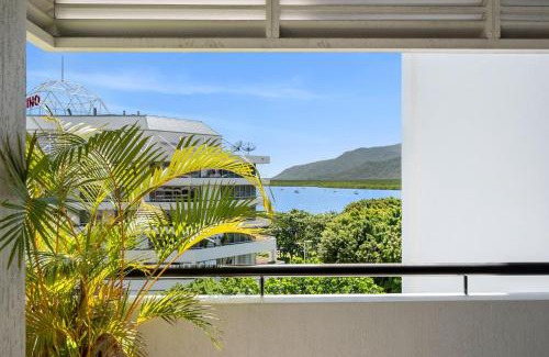 Cairns Central Business District Apartamento | Belle Escapes 702 CBD Apartment with Elevated City and Water Views