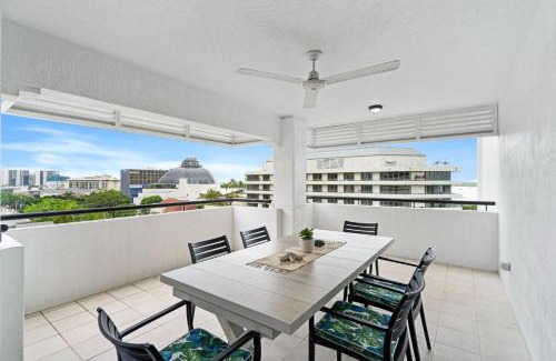 Cairns Central Business District Apartamento | Belle Escapes 702 CBD Apartment with Elevated City and Water Views