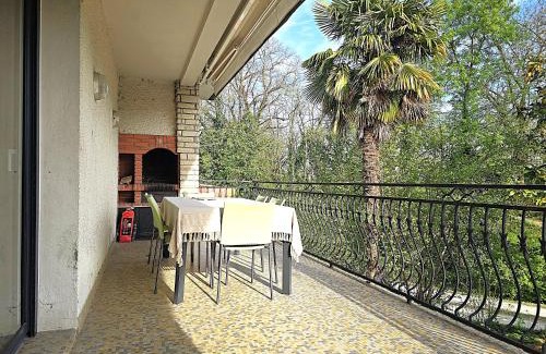 Montauban Villa | Belle villa au bord du canal - Piscine, jardin et bois -14 personnes - 6 chambres - 5 minutes de la gare - Terrasses et pergola - Parking gratuit
