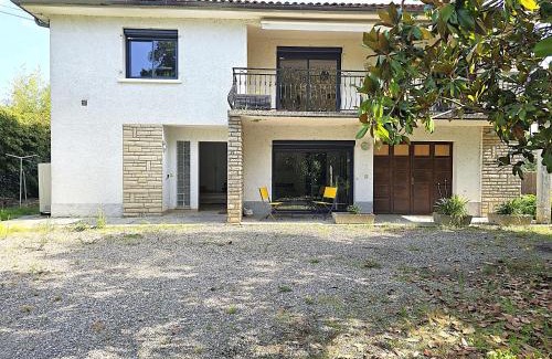 Montauban Villa | Belle villa au bord du canal - Piscine, jardin et bois -14 personnes - 6 chambres - 5 minutes de la gare - Terrasses et pergola - Parking gratuit