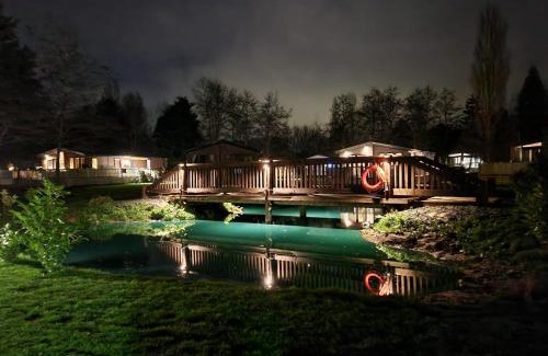 Allerthorpe Cabina | Belle Vue Lodge with Hot Tub