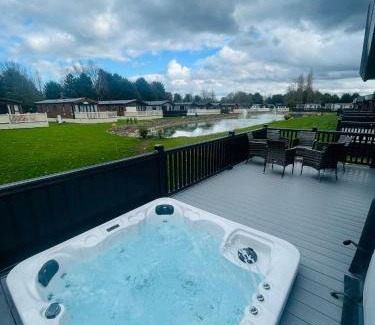 Allerthorpe Cabina | Belle Vue Lodge with Hot Tub