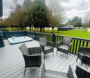 Allerthorpe Cabina | Belle Vue Lodge with Hot Tub