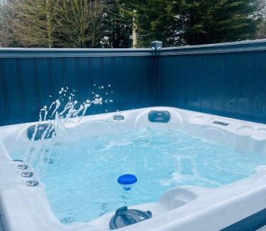 Allerthorpe Cabina | Belle Vue Lodge with Hot Tub
