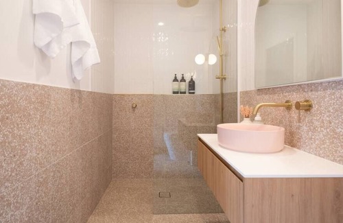 Trevallyn Casa | Belleview Studio - spacious 1 bed stay