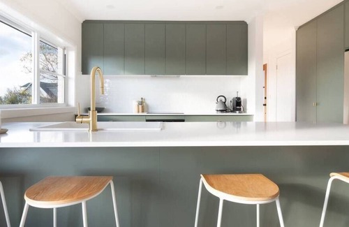 Trevallyn Casa | Belleview - stylish family/group retreat + studio