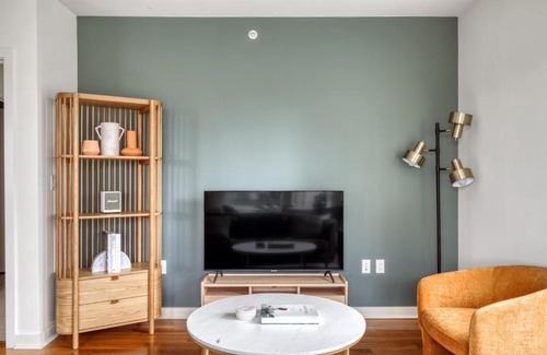 Northwest Bellevue Apartamento | Bellevue 2BR w Gym WD Roof nr Downtown Park SEA-464