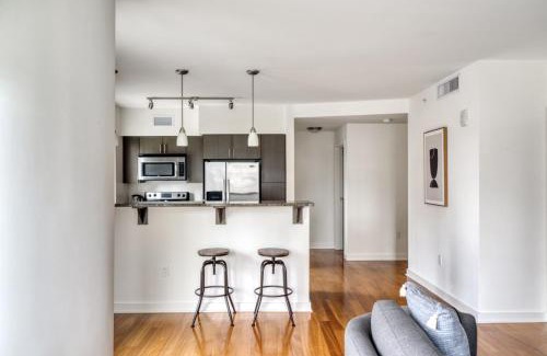 Northwest Bellevue Apartamento | Bellevue 2BR w Gym WD Roof nr Downtown Park SEA-464
