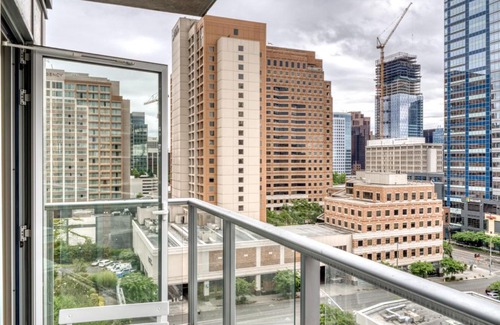 Northwest Bellevue Apartamento | Bellevue 2BR w Gym WD Roof nr Downtown Park SEA-464