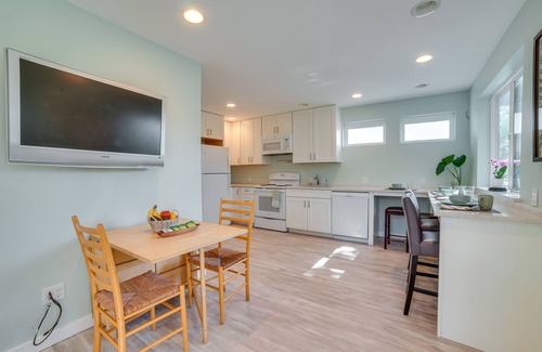East Lake Hills Apartamento | Bellevue Abode: Balcony, 13 Mi to Downtown Seattle