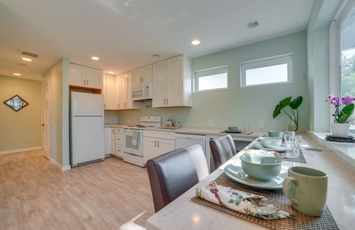 East Lake Hills Apartamento | Bellevue Abode: Balcony, 13 Mi to Downtown Seattle