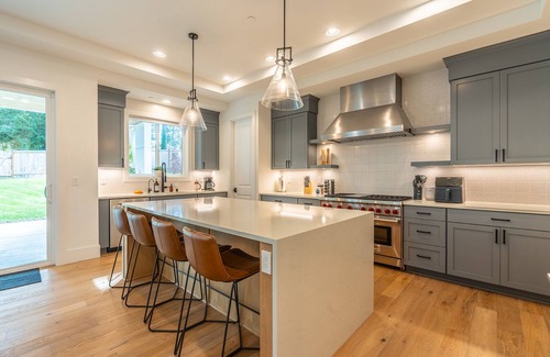 East Lake Hills Casa | Bellevue Dream w/ Spacious 6BR Luxury Home