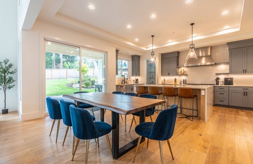 East Lake Hills Casa | Bellevue Dream w/ Spacious 6BR Luxury Home