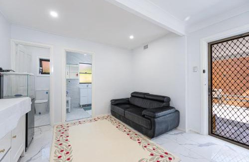 Belmore Casa | Belmore Brand new renovated 3Br house AC & Parking
