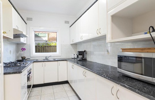 Belmore Casa | Belmore Brand new renovated 3Br house AC & Parking
