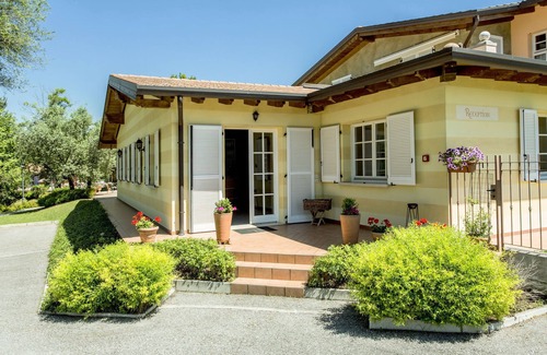 Crociale Casa | Moderna Casa de Vacaciones en Manerba del Garda con Jardín