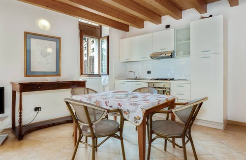 Pesina Spezie Villa | Mansión moderna en Pesina Spezie con jardín