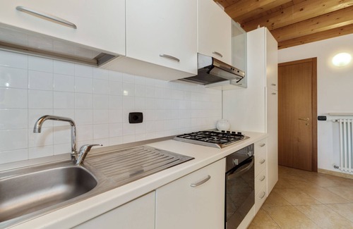 Pesina Spezie Villa | Mansión moderna en Pesina Spezie con jardín