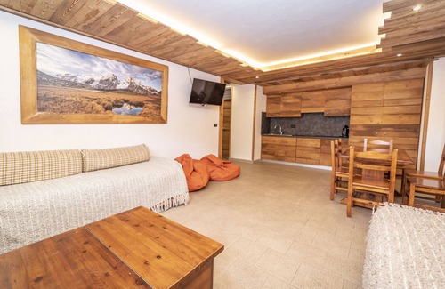 Sauze d'Oulx Chalet De Esquí | Acogedor piso en Sauze D'Oulx con jardín vallado