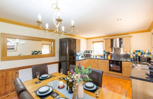 Drymen Cabaña | Ben Lomond Five Star Superlodge with hot tub and sauna