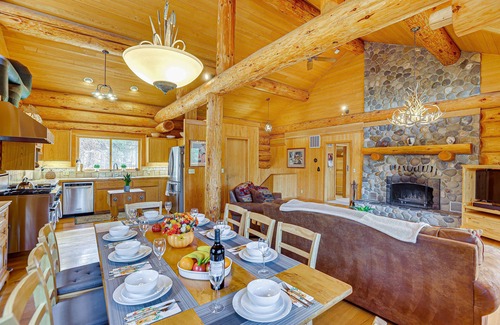 Sunriver Cabina | Bend Getaway with Cozy Fireplace
