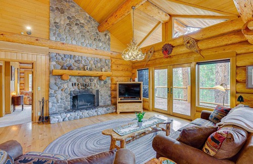 Sunriver Casa | Bend Getaway with Cozy Fireplace