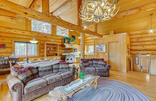 Sunriver Casa | Bend Getaway with Cozy Fireplace