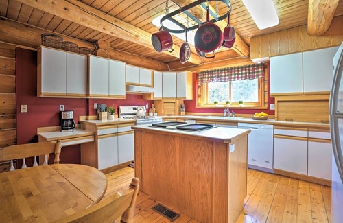 Bend Cabina | Bend Log Cabin w/ Cascade Mountain Views!