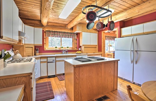 Bend Cabina | Bend Log Cabin w/ Cascade Mountain Views!
