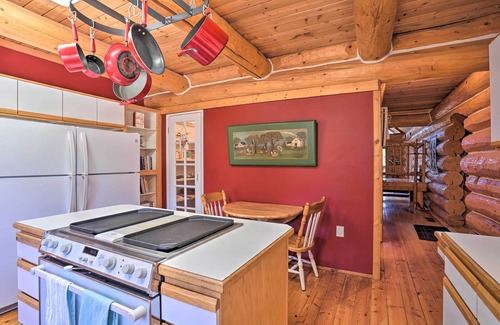 Bend Cabina | Bend Log Cabin w/ Cascade Mountain Views!