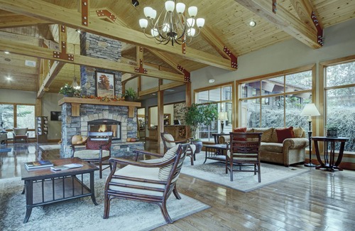 Bend Complejo | Bend, OR: 2BR w/Fireplace, Pool, Ice Skating, Stables, Lake, Watersports & More!