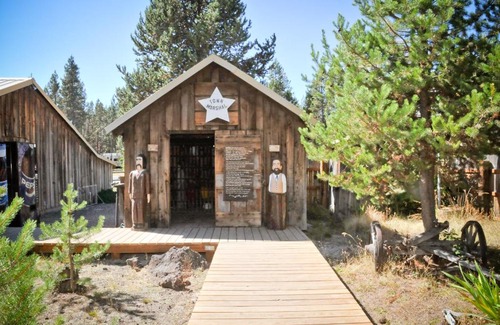 Three Rivers Complejo | Bend-Sunriver Camping Resort Two-Bedroom Cabin 7