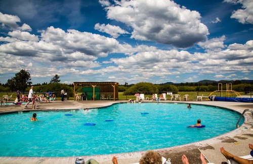 Three Rivers Complejo | Bend-Sunriver Camping Resort Two-Bedroom Cabin 7