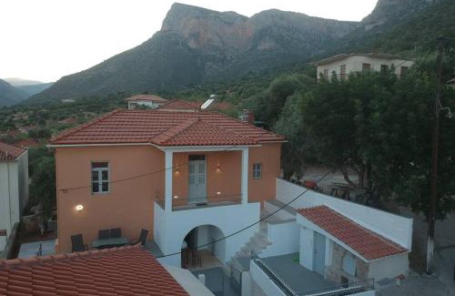Leonidio Apartamento | Beneath the Rock Residence
