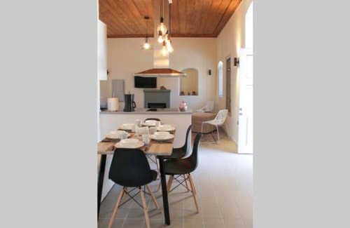 Leonidio Apartamento | Beneath the Rock Residence