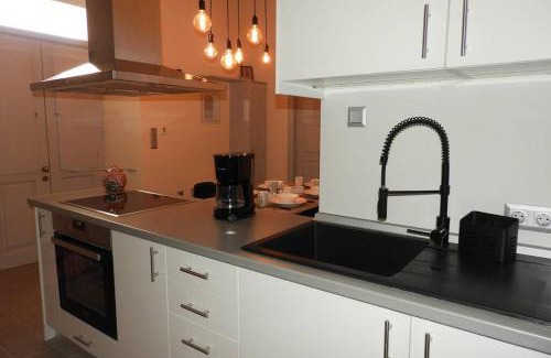 Leonidio Apartamento | Beneath the Rock Residence