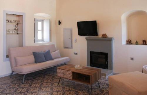 Leonidio Apartamento | Beneath the Rock Residence