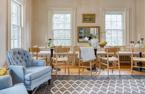 Egremont Casa | Benjamin Room at Egremont Village Inn by AvantStay | Live Music & Bar