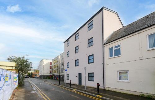Plasnewydd Casa | Benjamin Suite by Koya Homes - 3 Double Bedroom Apartment, Cardiff City Centre, Free Parking