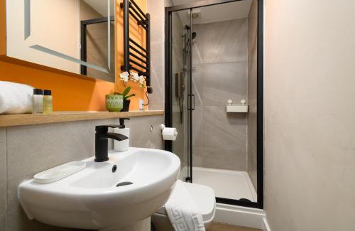 Plasnewydd Casa | Benjamin Suite by Koya Homes - 3 Double Bedroom Apartment, Cardiff City Centre, Free Parking