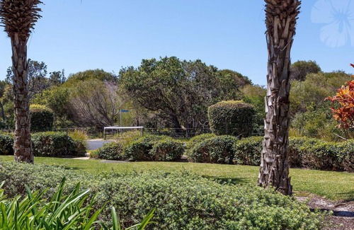 Hawks Nest Apartamento | Bennett’s by the Beach - Direct beach access – footsteps away