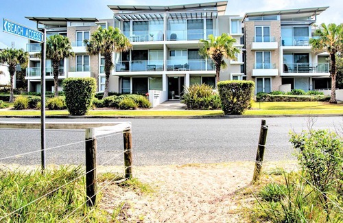 Hawks Nest Apartamento | Bennett’s by the Beach - Direct beach access – footsteps away