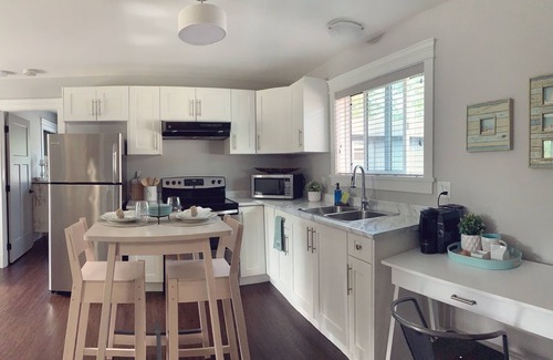 Regional District of Nanaimo Apartamento | Benson View Carriage Suite with bright and beachy decor