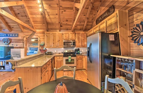 Tate Cabina | Bent Tree Cabin with Mountain & Lake Views!