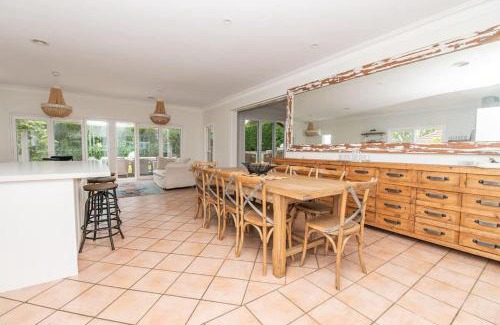 Orange Casa | Benview Cottage - CBD, Sleeps 8, Pizza Oven