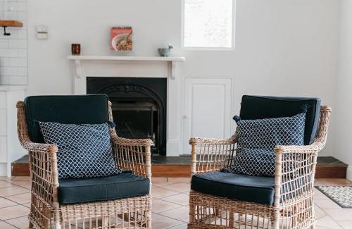 Orange Casa | Benview Cottage - CBD, Sleeps 8, Pizza Oven