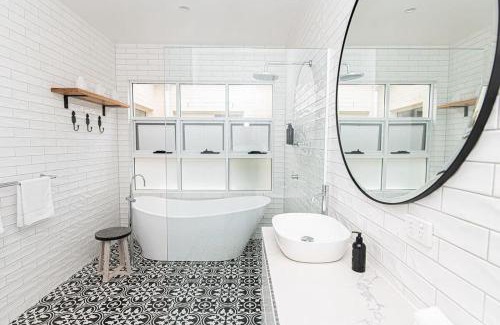 Orange Casa | Benview Cottage - CBD, Sleeps 8, Pizza Oven